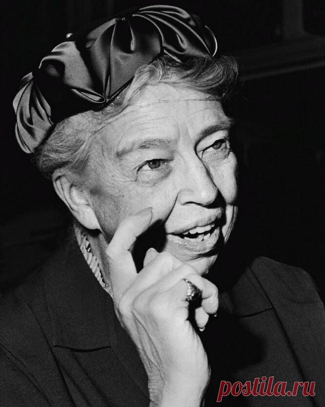 3 признака, отличающие умную женщину от недалекой: гениальное наблюдение Э.Рузвельт
В самом начале жизни мы находимся в стартовой позиции и мало чем отличаемся друг от друга. Ходим в школьной форме и мечтаем о том, что вырастем и у нас будет все-все, о чем мы пожелаем. Вот только пути достижения целей у всех разные. Кто-то делает серьезную карьеру, а кто-то ищет покровителя, который продвинет, кто-то пытается […]
Читай пост далее на сайте. Жми ⏫ссылку выше