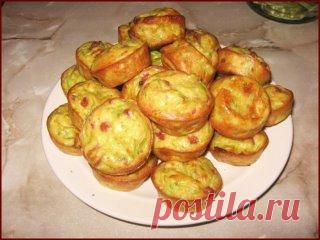 Кабачковые кексы
Кабачковые кексы — это блюдо сразу стало любимым в моей семье. Считаю его больше закуской, чем вторым блюдом, хотя можно подать и на гарнир.
Ингредиенты:
кабачки — 300 г
мука — 2/3 стакана
яйца — 2 шт.
разрыхлитель — 1,5 ч.л.
сахар — 1-1,5 ч.л.
копченая колбаса — 100 г.
соль, специи.
Приготовление:
Кабачок очистить от шкурки (если надо), натереть на крупной терке, посолить-перемешать и оставить в друшлаге, чтобы стекла жидкость, хорошо отжать.
Смешать муку...