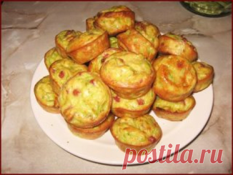 Кабачковые кексы
Кабачковые кексы — это блюдо сразу стало любимым в моей семье. Считаю его больше закуской, чем вторым блюдом, хотя можно подать и на гарнир.
Ингредиенты:
кабачки — 300 г
мука — 2/3 стакана
яйца — 2 шт.
разрыхлитель — 1,5 ч.л.
сахар — 1-1,5 ч.л.
копченая колбаса — 100 г.
соль, специи.
Приготовление:
Кабачок очистить от шкурки (если надо), натереть на крупной терке, посолить-перемешать и оставить в друшлаге, чтобы стекла жидкость, хорошо отжать.
Смешать муку...