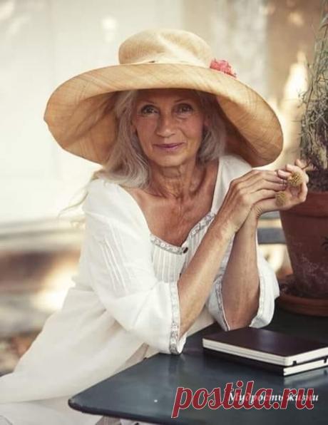 Я всё ещё верю в хороших людей, 
Наверное, это не лечится… 
В душе натоптали немало моей, 
Но мысль наивная мечется, 
Что это от боли они, не со зла, 
Что просто безумно несчастные… 
Я счастьем делиться бы с ними могла, 
Но счастья понятия разные… 
Я всё ещё верю в хороших людей, 
Но ценности так отличаются. 
Ведь кто-то так счастлив в машине своей, 
А кто-то женой восхищается. 
Кому-то за счастье айфон номер семь, 
Кому-то – чтоб жили родители. 
Добро и любовь загрустили ...