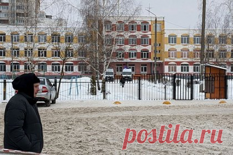 Стало известно о планах устроившей стрельбу брянской школьницы поджечь гимназию. Устроившая стрельбу в Брянске ученица планировала поджог школы. В ее рюкзаке нашли бутылку с растворителем, спички и несколько зажигалок. Утром 7 декабря ученица 8 «А» класса пришла в школу с помповым ружьем своего отца, которое было спрятано в тубусе. Она зашла на урок биологии и начала стрелять по одноклассникам.