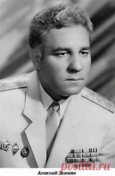 Днем он ловил бандитов, а вечерами писал музыку
В 70-е он возглавлял ГУВД Московской области, был начальником угрозыска. Днем ловил бандитов, а вечерами писал музыку.
«Снегопад» Брегвадзе, «Не надо печалиться», — визитная карточка «Самоцветов», «Я хочу, чтобы песни звучали», «Вот и встретились два одиночества» в исполнении Кикабидзе и еще много-много песен, которые брали в свой репертуар Кобзон, Магомаев, Зыкина, Лещенко, Мулерман... Один из лучших сыщиков страны был еще и...