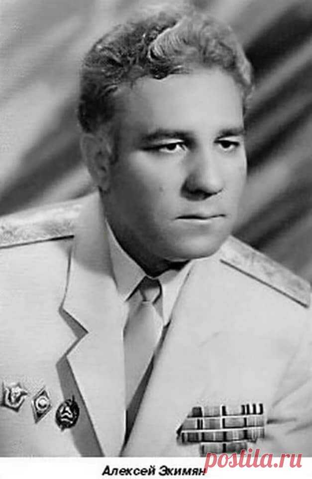 Днем он ловил бандитов, а вечерами писал музыку
В 70-е он возглавлял ГУВД Московской области, был начальником угрозыска. Днем ловил бандитов, а вечерами писал музыку.
«Снегопад» Брегвадзе, «Не надо печалиться», — визитная карточка «Самоцветов», «Я хочу, чтобы песни звучали», «Вот и встретились два одиночества» в исполнении Кикабидзе и еще много-много песен, которые брали в свой репертуар Кобзон, Магомаев, Зыкина, Лещенко, Мулерман... Один из лучших сыщиков страны был еще и...