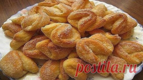 Это и вправду универсальное творожное тесто. Из этого теста можно готовить очень много видов выпечки. Это тесто очень простое, однако выпечка из него получается вкуснейшая: 
300 гр. творога
300 гр. муки
200 гр. сливочного масла
щепотка соли
1 чайная ложка разрыхлителя
ванилин, ванильный сахар
Способ приготовления:
1. Протираем творог, добавляем в него мягкое сливочное масло, ванилин, соль и взбиваем.
2. В однородную творожную массу добавляем хоро