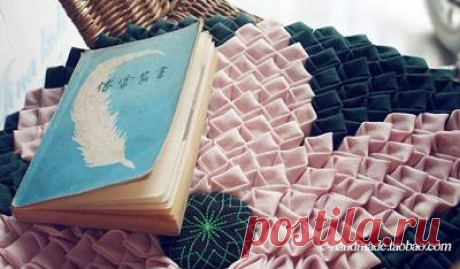 Красивый коврик в технике лоскутного шитья из треугольников
