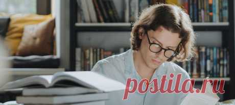 Марина Козинаки, Евгения Спащенко, Саша Степанова и Ольга Птицева — 4 писательницы, ведущие подкаста «Ковен Дур» и авторы книги «В голос!». Недавно у девушек прошел вебинар в рамках курса «Цех № 1». Там они рассказали о том, как увлечь читателя и сделать так, чтобы он проглотил книгу от корки до корки — даже если вы пишете о сложных вещах. Выбрали фрагмент из вебинара писательниц — с полезными советами и мыслями.