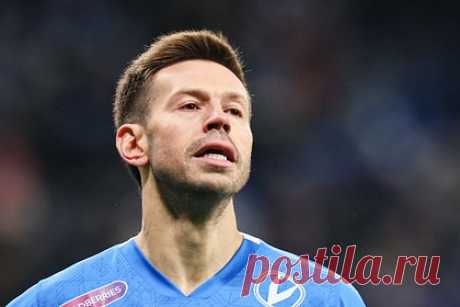 Смолов назвал критиковавшего его болельщика нищетой. Нападающий московского «Динамо» Федор Смолов вступил в перепалку с одним из болельщиков. В комментариях к последнему посту футболиста фанат задал вопрос о том, когда Смолов выиграет обещанный Кубок России. В ответ на это форвард назвал болельщика нищетой. Смолов пополнил состав «Динамо» в январе 2022 года.