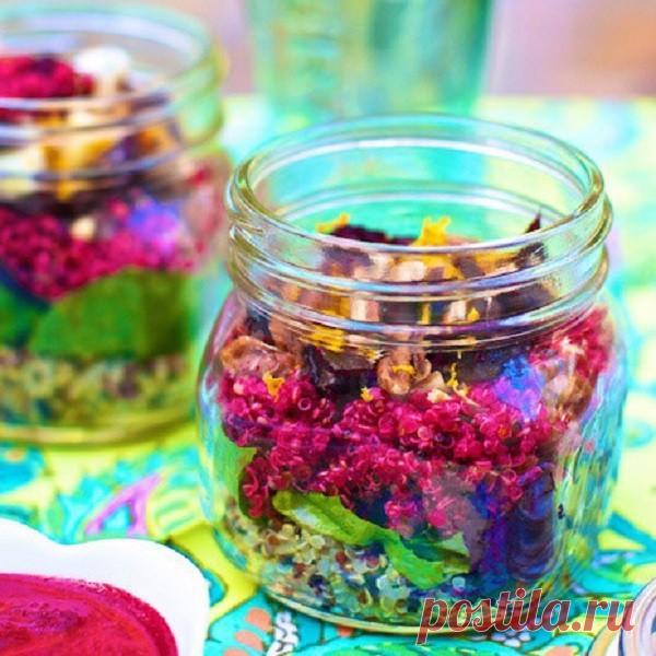 7 рецептов слоеных салатов в банке, которые так удобно брать с собой