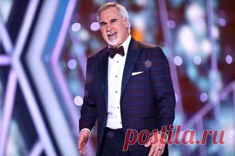 Следственный комитет и Генпрокуратура проверили проукраинскую фразу Меладзе. В Следственном комитете России (СКР) и Генпрокуратуре проверили фразу эстрадного певца Валерия Меладзе, сказанную на выступлении в ОАЭ. Отмечается, что в ранее распространившемся в сети видеоролике 57-летний музыканта просят продолжить проукраинский лозунг «Слава Украине».