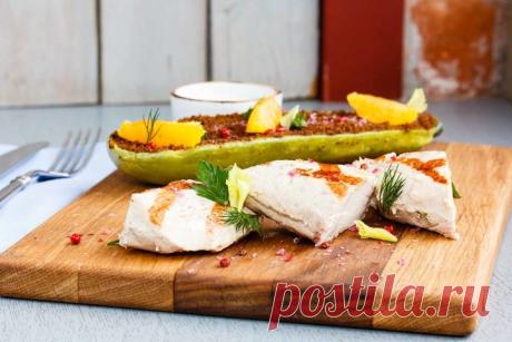 Сезонный рецепт: филе индейки с кабачком и соусом дзадзики — Вкусные рецепты