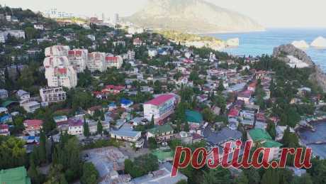 Представляю вашему вниманию немного летнего Гурзуфа с высоты 100 м.