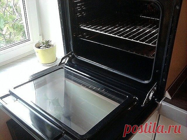 Быстро и просто очищаем духовку от нагара 

Материалы и ингредиенты: 
- ¼ ст. жидкости для мытья посуды 
- 0,5 ст. пищевой соды 
- ¼ ст. перекиси водорода 
- цедра лимона 
- 1 ст. л. уксуса 
- губка для мытья посуды 
- бумажные полотенца 

Инструкция: 

1. Даже если речь идёт о многолетнем нагаре, простое средство поможет справиться даже с ним. Начать нужно с обычной мыльной воды и губки, которую обязательно часто ополаскивает. Это поможет избавиться от основной грязи. 
2....