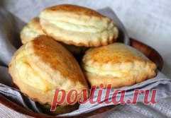 Сочники 
Вот воскресным вечерком решила сделать что-нибудь вкусненькое и побаловать домашних. Выбор пал на сочники. Ну люблю я их и все тут 
Делается все просто на раз-два ;) 
Ингредиенты: 
Для теста: 
●мука — примерно 4 стакана 
●маргарин — 150гр 
●яйца — 2 шт (если крупное, то и одно можно) 
●сахар — 4ст.ложки 
●соль — 1/2 ч.л. 
●сметана 25% — 6 ст.л. 
●разрыхлитель для теста — 1/2 ч.л. (можно заменить гашеной содой) 
Для начинки: 
●Творог — 0,5кг 
●Сахар — 3 ст.л. 
●Яйц...