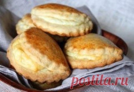 Сочники 
Вот воскресным вечерком решила сделать что-нибудь вкусненькое и побаловать домашних. Выбор пал на сочники. Ну люблю я их и все тут 
Делается все просто на раз-два ;) 
Ингредиенты: 
Для теста: 
●мука — примерно 4 стакана 
●маргарин — 150гр 
●яйца — 2 шт (если крупное, то и одно можно) 
●сахар — 4ст.ложки 
●соль — 1/2 ч.л. 
●сметана 25% — 6 ст.л. 
●разрыхлитель для теста — 1/2 ч.л. (можно заменить гашеной содой) 
Для начинки: 
●Творог — 0,5кг 
●Сахар — 3 ст.л. 
●Яйц...