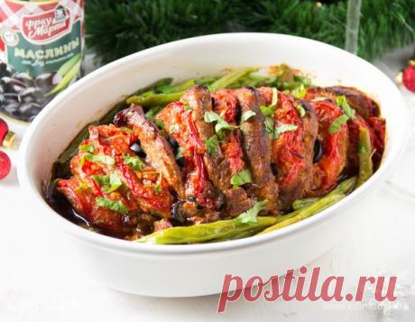 Свинина, запеченная с помидорами и маслинами. Ингредиенты: свинина, помидоры, оливки черные