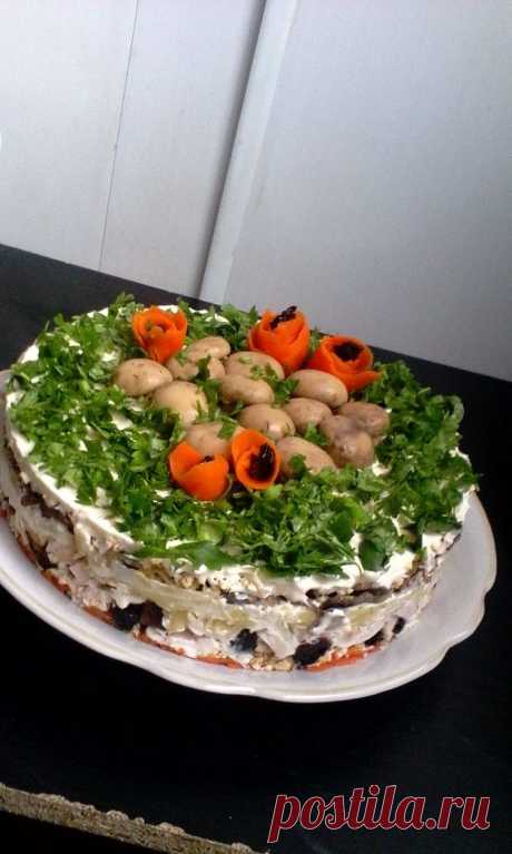 Слоеный закусочный торт с копчёной курицей, черносливом и шампиньонами - Простые рецепты Овкусе.ру