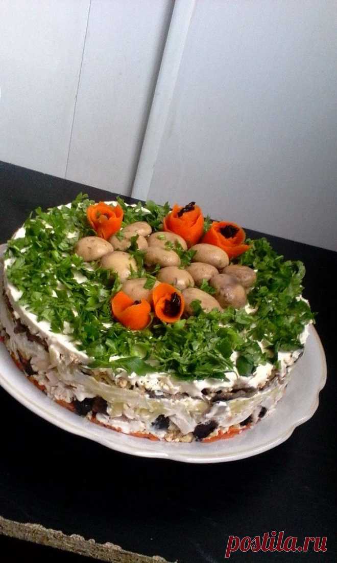 Слоеный закусочный торт с копчёной курицей, черносливом и шампиньонами - Простые рецепты Овкусе.ру