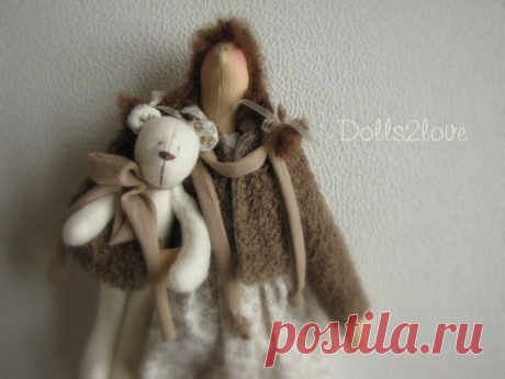 Tilda doll Rachel wearing an off-white dress with a от Dolls2love