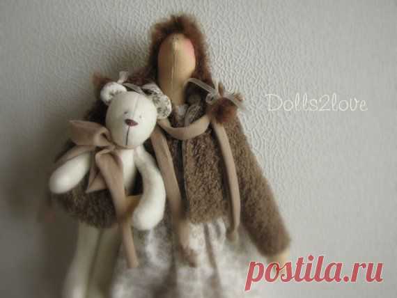 Tilda doll Rachel wearing an off-white dress with a от Dolls2love