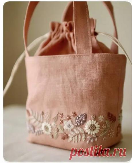 Вышивки на сумках.