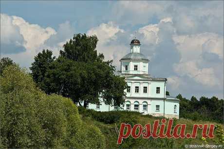 Храм Сергия Радонежского.
Храм Сергия Радонежского в селе Горы расположен высоком холме на левом берегу Оки.
Каменная церковь Сергия Радонежского в селе Горы построена в 1758 году и переделана в 1828 году фабрикантом города Озеры А. Моргуновым.
У основания холма, на котором стоит церковь Сергия Радонежского, за прудом в селе Горы бьет святой источник &quot;Введение во храм Пресвятой Богородицы&quot;.