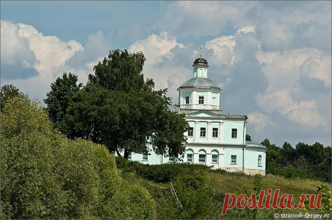 Храм Сергия Радонежского.
Храм Сергия Радонежского в селе Горы расположен высоком холме на левом берегу Оки.
Каменная церковь Сергия Радонежского в селе Горы построена в 1758 году и переделана в 1828 году фабрикантом города Озеры А. Моргуновым.
У основания холма, на котором стоит церковь Сергия Радонежского, за прудом в селе Горы бьет святой источник "Введение во храм Пресвятой Богородицы".