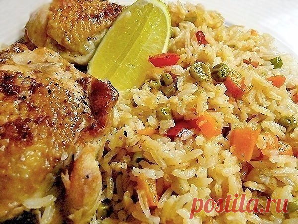 Рис с курицей - Arroz con pollo

Ингредиенты:

1 курица на 1,5 кг (8 бедрышек)
1 средняя луковица
1 морковка
1 сладкиой красныж перец
100 г зеленого горошка (можно замороженного)
500 г длиннозерного риса
100 мл белого сухого вина
2 зубчика чеснока
острый перец рокото (чили) по вкусу
1/2 ч.л. молотого кумина (зиры)
соль, перец
50 мл нейтрального растительного масла для обжаривания
0,5 л куриного бульона

Приготовление:

1. Курицу разрезать на 8 частей, каждый кусок проколот...