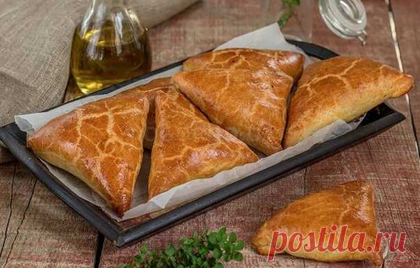 САМОСЫ С КАРТОФЕЛЬНОЙ НАЧИНКОЙ 

Самосы - это пирожки произвольной формы с начинкой. Сегодня мы приготовим их с жареным картофелем и зеленью.

ИНГРЕДИЕНТЫ 

Для теста: 
мука - 3 стакана 
сливочное масло - 200 г. 
кефир - 1 стакан 
сахар - 1/2 ч.л. 
соль - 1/2 ч.л. 
куркума - 1/2 ч.л. 
Для начинки: 
картофель - 500 г. 
куркума - 1 ч.л. 
укроп - 1 пучок 
соль, перец - по вкусу 
сливочное масло - по вкусу 
сметана для смазывания 

ПРИГОТОВЛЕНИЕ 

Муку порубить вместе со сливо...