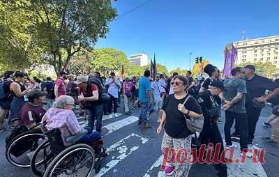 В Аргентине несколько тысяч человек вышли на антиправительственную акцию. Собравшиеся принесли плакаты в поддержку пенсионеров, которые начали проводить акции протеста из-за ухудшившихся условий жизни в контексте роста цен и снижения бюджетных расходов