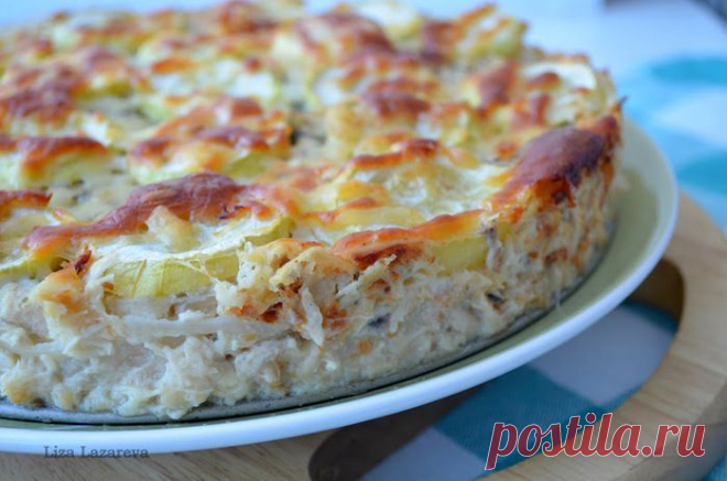 ОРИГИНАЛЬНЫЙ пирог-запеканка - это вкусовая Бомба без теста !!!   **Обжарить полукольцами лук 1шт + чеснок, добавить дольки-цукини 1шт- тушить вместе 10мин. Смешать яйцо 2шт+соль, затем творог 300г+сливки 100мл+мука 2с/л+тертый сыр 50г. Далее ввести: обжаренные овощи и отвар/курицу волокнами 100г + соль, перец, всё перемешать. *Форму присыпать мукой, выложить смесь, поперчить, сверху цукини 1шт (кружки по 0.5см) + тертый сыр 50г.  * В духовку на 30мин, при 180. Запечь до красивой корочки !!!