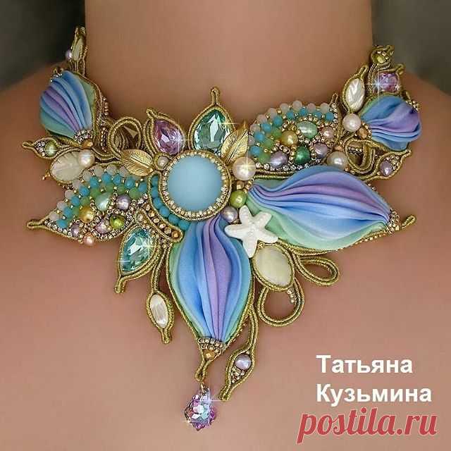 Это колье является визитной карточкой моего профиля в Инстаграм, Фейсбук, Вотсап и Пинрест. 
Одна из самых лучших моих работ и по композиции и по цветовому решению.
Некоторые мне пишут, что украшения шибори смотрятся слишком громоздко. Не удивляйтесь, если вы после этих слов откажитесь в бане)
Я всем сердцем и душой люблю  ленты шибори и украшения из лент шибори. Для меня- они изящные, прекрасные, воздушные и смогут украсить любую женщину. 
#шикарныеукрашения #роскошныеукр...