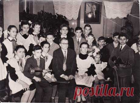 Фотография Д. Шостаковича, сделанная во время его посещения музыкальной школы в Новороссийске. Д. Шостакович посетил Новороссийск 19-23 марта 1961 года.
Автор: В. М. Хонин