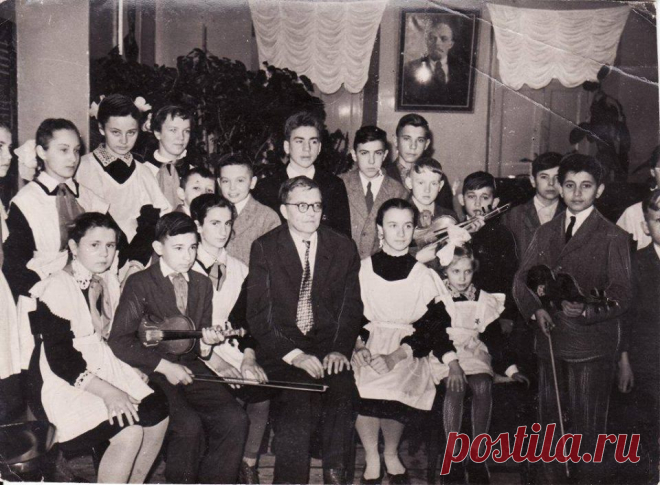 Фотография Д. Шостаковича, сделанная во время его посещения музыкальной школы в Новороссийске. Д. Шостакович посетил Новороссийск 19-23 марта 1961 года.
Автор: В. М. Хонин