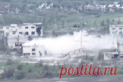 Появилось видео тяжелых боев за Белогоровку в ЛНР. Видео тяжелых боев за Белогоровку в Луганской народной республике опубликовал военный эксперт Борис Рожин в Telegram, ссылаясь на участников боестолкновений. По его словам, украинские спецподразделения и пехота попытались контратаковать российский отряд, в результате чего произошел тяжелый бой.