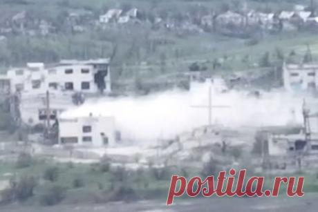 Появилось видео тяжелых боев за Белогоровку в ЛНР. Видео тяжелых боев за Белогоровку в Луганской народной республике опубликовал военный эксперт Борис Рожин в Telegram, ссылаясь на участников боестолкновений. По его словам, украинские спецподразделения и пехота попытались контратаковать российский отряд, в результате чего произошел тяжелый бой.