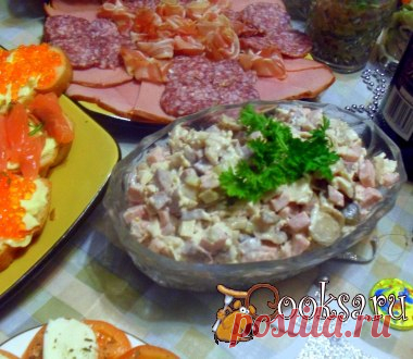 Салат "Каприз" #салат #кулинария #праздник #новыйгод #вкусно #рецепты Вкусный,сытный салат для праздничного стола. Порадует любителей мяса. Язык (отварной) — 250 г; Ветчина — 250 г; Куриное филе (вареное) — 250 г; Шампиньоны ( резанные,стерилизованные) — 1 бан.; Майонез (домашний; по вкусу) ; Горчица (зернистая) — 1 ч.л.; Перец черный (молотый; по вкусу) ; Соль (по вкусу) ; Корнишон (маринованный; по желанию) — 3-4 шт;
