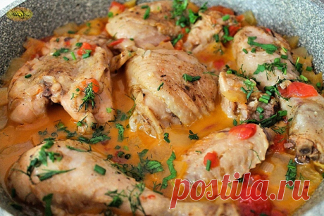 Рагу из курицы в сметанеПонадобится:1 крупная курица весом около 2 кг или аналогичное по весу количество куриных окорочков или бедер700 г картофеля2 средних луковицы2-3 ч.л. сухого тимьяна или 2-3 веточки свежего100 г сметаны1 стакан воды или куриного бульонасоль по вкусуМелко рубим лук. Курицу нарезаем на порционные куски, картофель нарезаем крупно.В сковороде на сильном огне разогреваем 2 ст.л. расти...