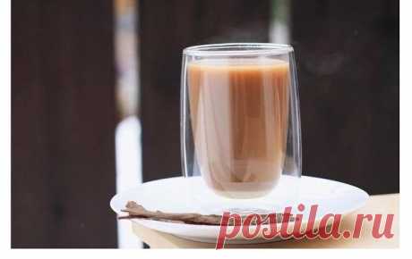 Молоко с Кардамоном стимулирует работу мозга и избавляет от депрессий и усталости.

Если же приготовить его с Шафраном – такой напиток стабилизирует работу нервной системы, дыхательных путей и сосудов, а регулярное питье "Шафранового молока" избавляет от отечности под глазами и продлевает молодость.

Добавив в молоко немного Корицы, вы получите легкий возбуждающий напиток, благотворно влияющий на потенцию.

Куркума в сочетании с молоком полезна для печени и борется с морщи...