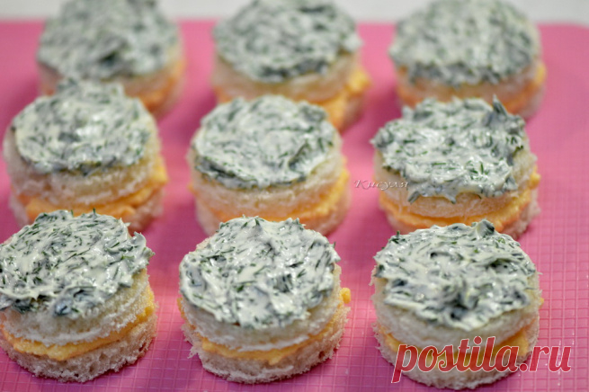 Маленькие закусочные пирожные с икрой