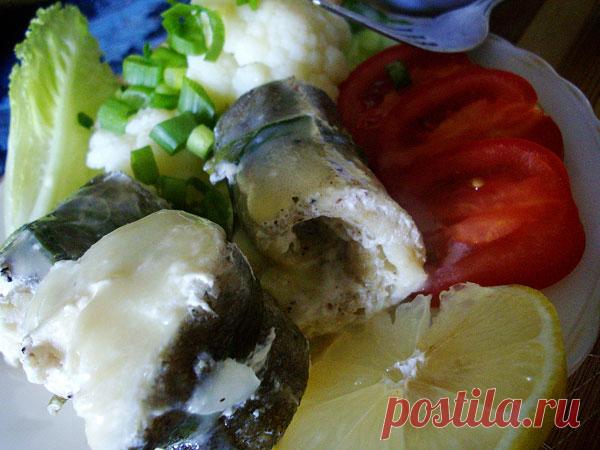 Порционный судак в соусе а-натюрель (как вариант) - Слуга покорный, - трубил Амвросий, - представляю себе твою жену, пытающуюся соорудить в кастрюльке в общей кухне дома порционные судачки а натюрель! Ги-ги-ги!.. Оревуар, Фока! - и, напевая, Амвросий устремлялся к веранде под тентом. Михаил Булгаков. Мастер и Маргарита Мы тоже здесь не 