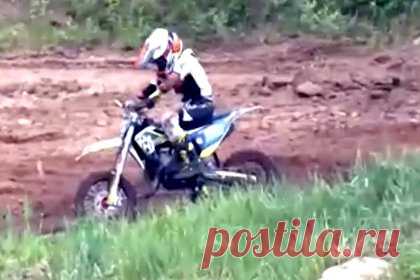 Россиянин побил провалившегося на спортивном соревновании сына и попал на видео. В Свердловской области мужчина побил сына за неудачное выступление на соревнованиях по мотокроссу и попал на видео. На кадрах мальчик безуспешно пытается завести мотоцикл. Подбежавший к нему мужчина с разбега пинает ребенка и наносит ему удар кулаком в спину. Затем мужчина пытается запустить мотор сам.