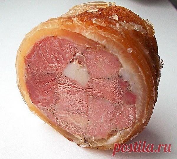 ВЕТЧИННАЯ РУЛЬКА

Традиционная варёная ветчина из свиной рульки, рулет. 

Рулька (Свиная рулька, 1300 г) — 1 шт
Соль (10 г - нитритная, 10 г - поваренная) — 20 г
Перец черный (горошек, свежесмолотый) — 2 г
Чеснок (сухой) — 1 г

Рецепт 