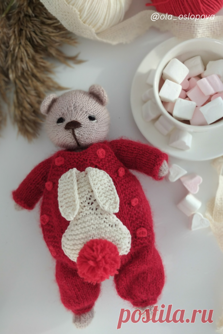 Схема вязания рождественских мишек в комбинезоне с зайкой ❤️🌲
Мишка спицами. Вяжем мишку в комбинезоне спицами.
.