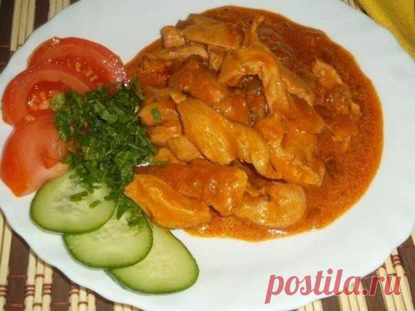 Гуляш из куриного филе Ингредиенты:филе куриное - 500 - 600 г морковь - 1 шт. лук - 1-2 шт. чеснок - 1 -2 зубчика масло подсолнечное - 3 ст.л. вода - 1.5 ст. сметана - 2 ст.л.томатная паста - 1 ст.л. мука - 1 ст.л. лавровый лист - 1-2 шт. соль - по вкусу перец -...