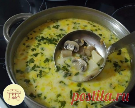 Сохраняйте в закладки Самый вкусный грибной сливочный суп! Сочетание сливок, плавленого сыра и грибов — так вкусно, просто пальчики оближешь.  Ставим
Ингредиенты:
шампиньоны — 200 грамм;
картошка — 2 штуки;
сливки (можно молоко) — 100 грамм;
морковка — 1 штука;
сырок плавленый — 70-100 грамм;
лук репчатый — 1 штука;
укроп — 1 пучок;
соль — по вкусу; перец — по вкусу;
растительное масло для жарки.
Пошаговый рецепт:
Чтобы готовить грибной сливочный суп, сначала необходимо вс...