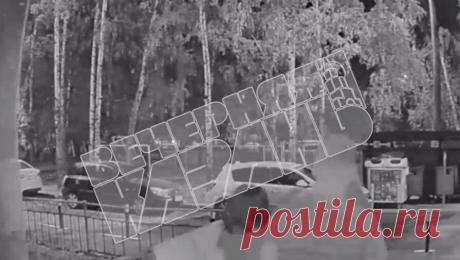 В Казани мать заказала похищение дочери из-за плохого влияния возлюбленного девушки. Девушка, которую похитили в Казани, в момент произошедшего находилась рядом со своим молодым человеком. Об этом сообщает Telegram-канал Mash Iptash. Женщина и двое мужчин, которые пришли за девушкой, по данным источника, являются ...