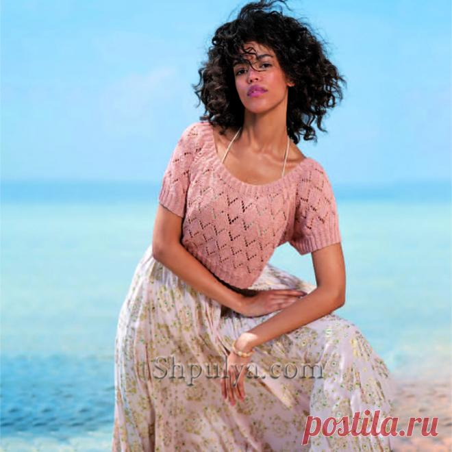 Легкий пуловер с короткими рукавами длинной до талии связан воздушным ажурным узором из ромбов из хлопка с вискозой цвета лосося.