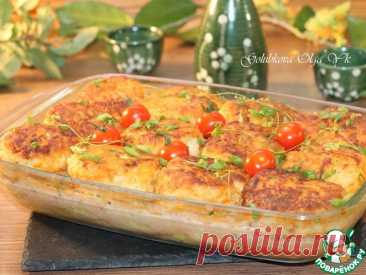 Куриные котлеты на кабачковой подушке. Котлеты на кабачковой подушке — это блюдо, в котором из фарша курицы и овощей формируют котлеты, их обжаривают, а затем запекают на кабачковой «подушке». Овощи добавляют в фарш, чтобы придать котлетам нежность и сочность, а рис - для удержания влаги. А кабачки у меня на гарнир.