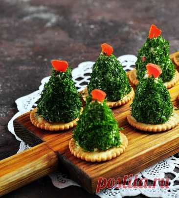 Канапе "Елочка" на крекерах Ингредиенты:

Сыр твердый – 200 грСыр творожный – 200 грТоматы вяленые – 6 штСыровяленая ветчина – 50 грЧерный молотый перец – по вкусуСоль – по вкусуУкроп – 1 пучокКрекеры соленые – 100 грЦукаты – 30 грСметана – 2 ст.л.
Приготовление:

 
Укроп помойте и хорошенько обсушите бумажным...