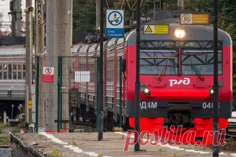 Под Москвой подросток решил спрятаться на крыше электрички и погиб. В городе Лобня Московской области 14-летний подросток погиб от удара током на крыше электрички, прячась от сотрудников службы безопасности. Об этом сообщает «Московский комсомолец». По данным издания, до случившегося 14-летний школьник хулиганил со сверстником в последнем вагоне поезда.